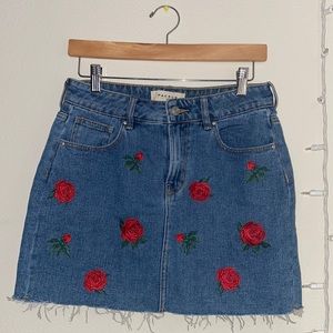 pacsun denim skirt with red roses